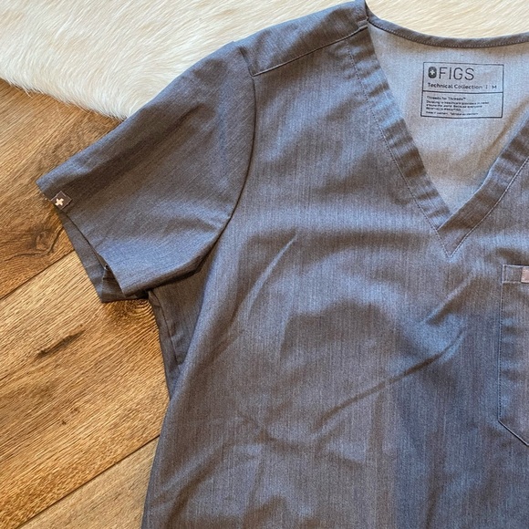 FIGS Catarina One-Pocket Scrub Top in grey - Picture 4 of 9